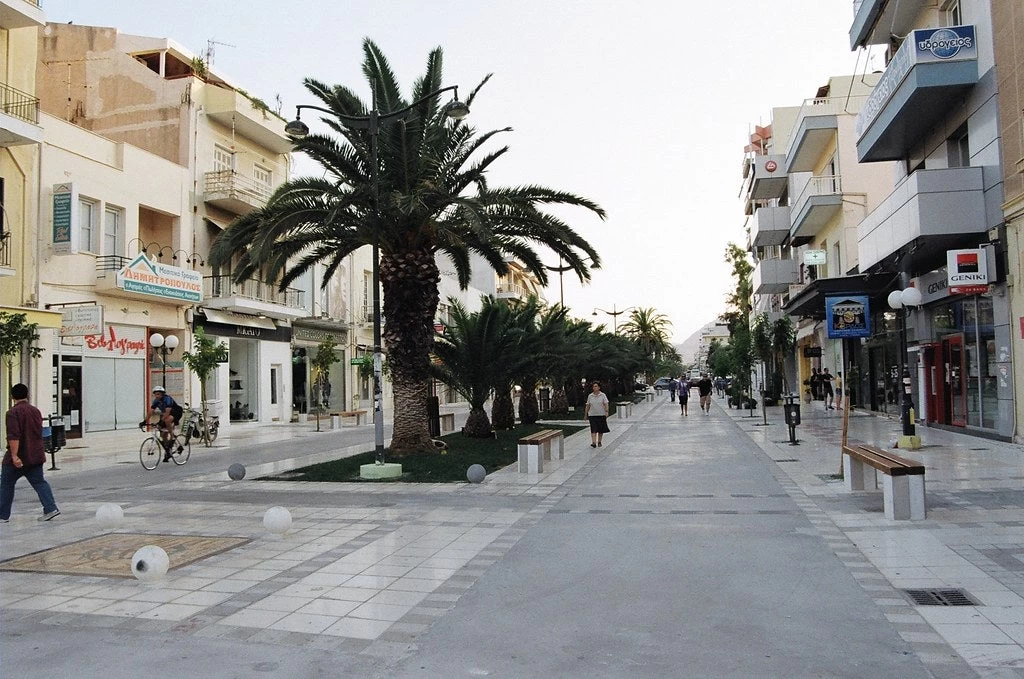 Κόρινθος: Τι κάνει χωρις ντροπή ένας άντρας στο κέντρο της πόλης – Άναυδοι οι περαστικοί (βίντεο)